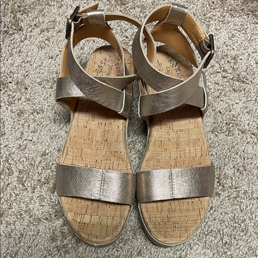 NEW Kork-Ease Metallic Gold Sandals Size 6 - Picture 2 of 6